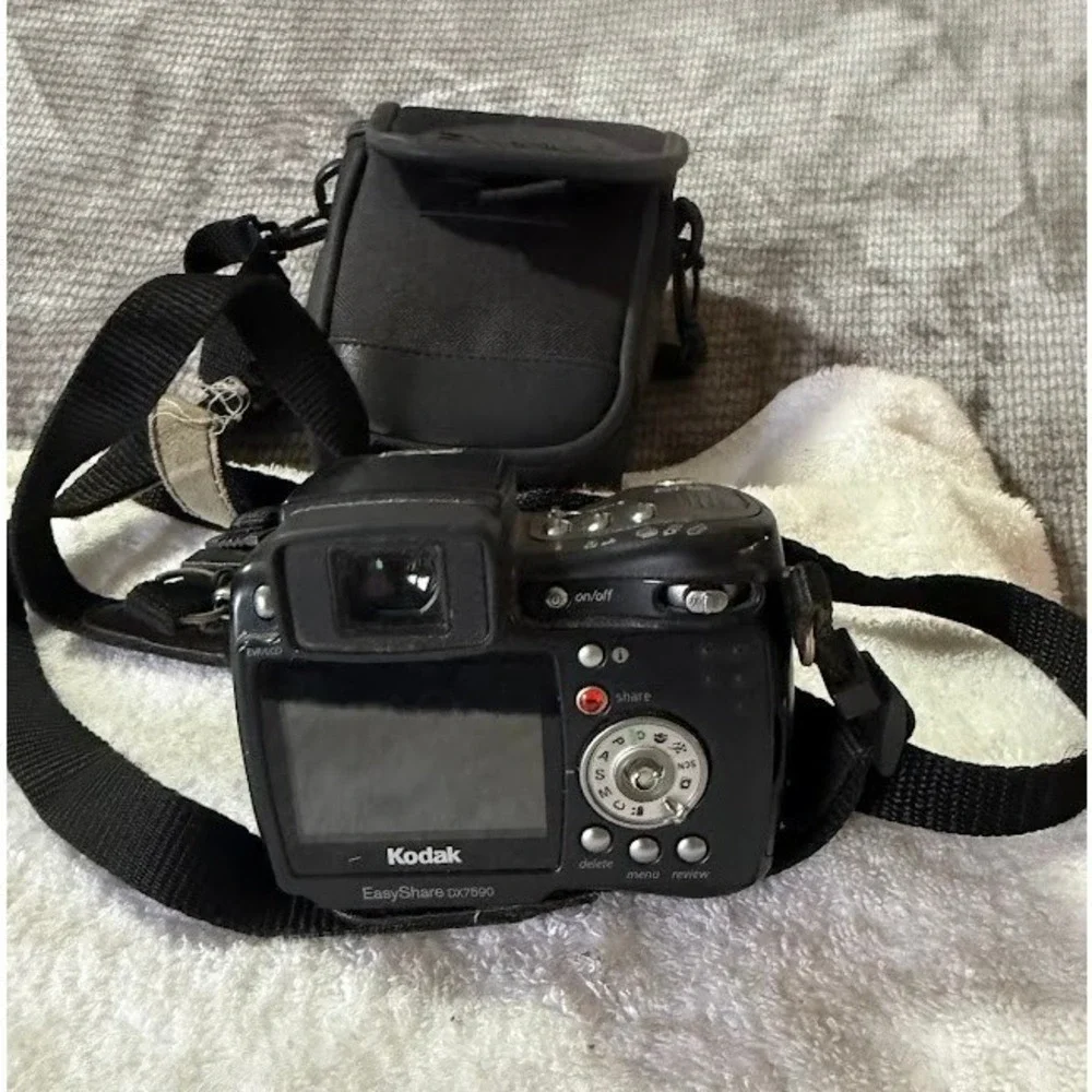 Kodak EasyShare Z740 Digital Camera 5.0MP 10x Optical Zoom Black with Case
